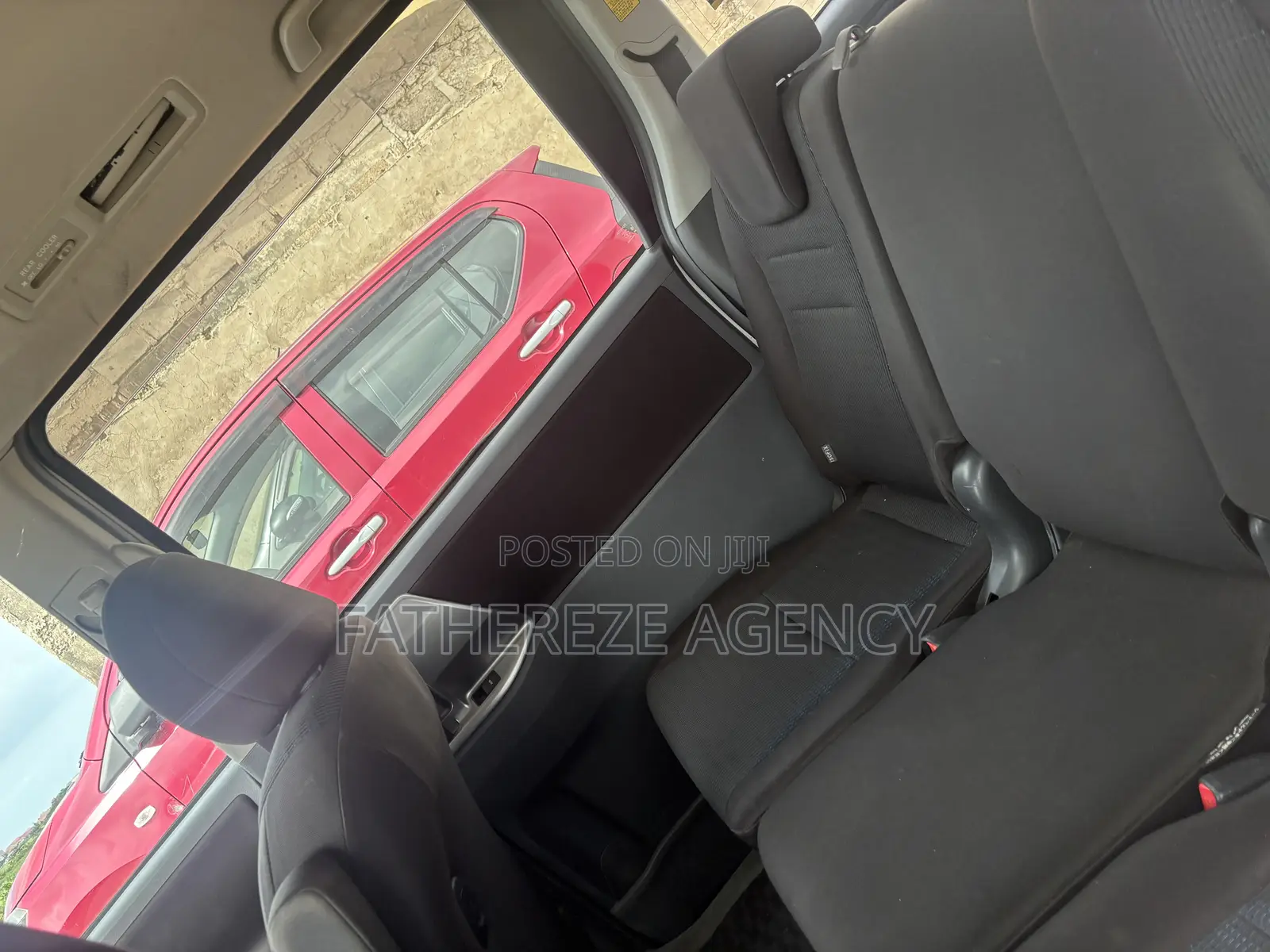 Toyota Voxy V 4WD 8-Seater 2010 White