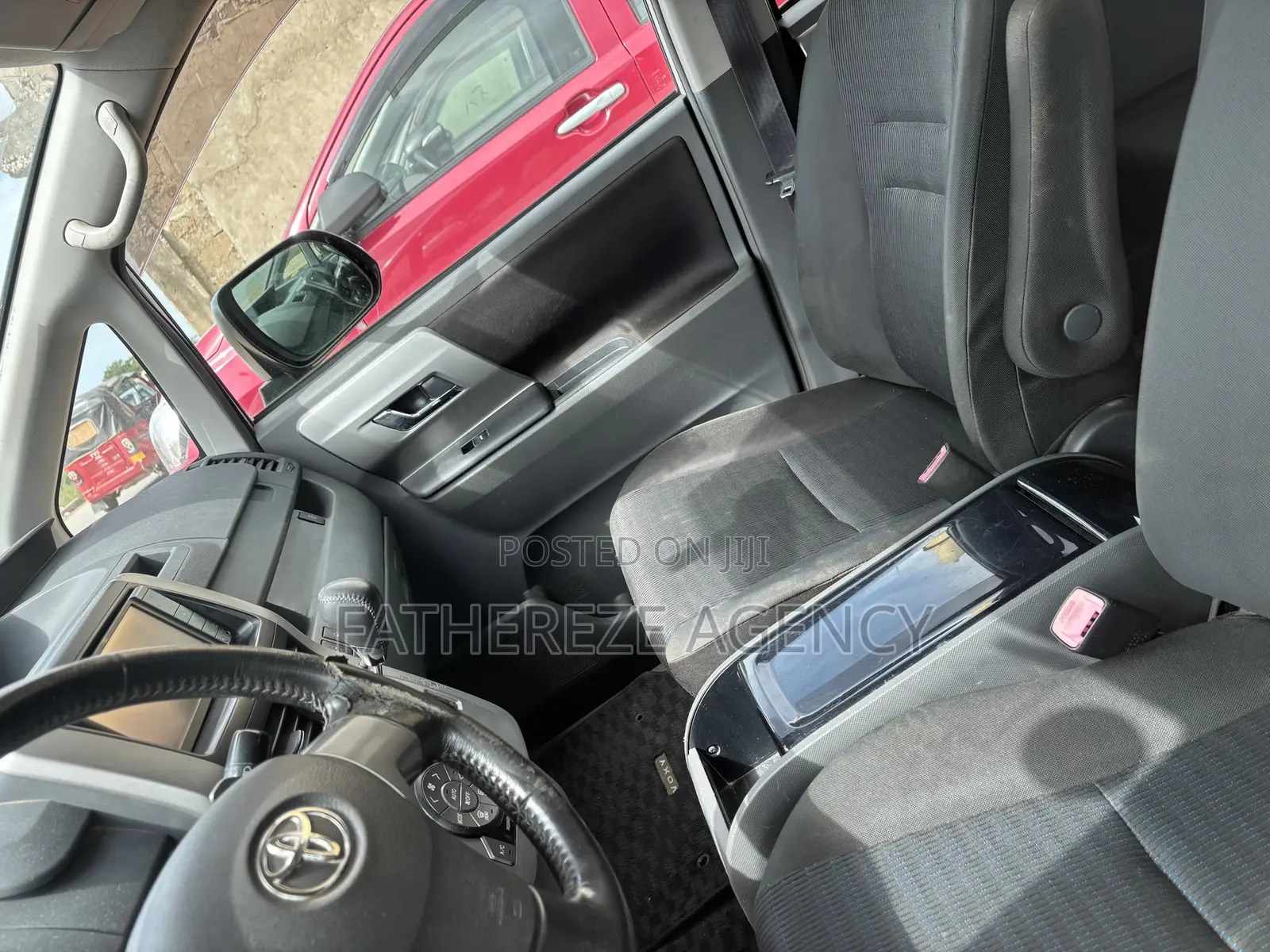 Toyota Voxy V 4WD 8-Seater 2010 White