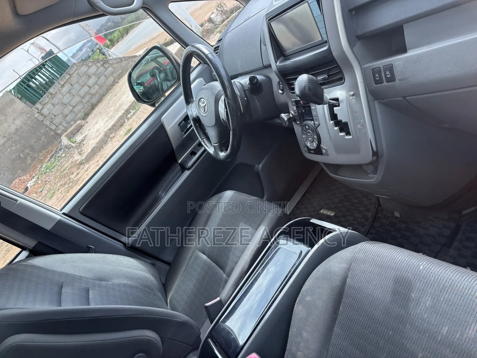 Toyota Voxy V 4WD 8-Seater 2010 White