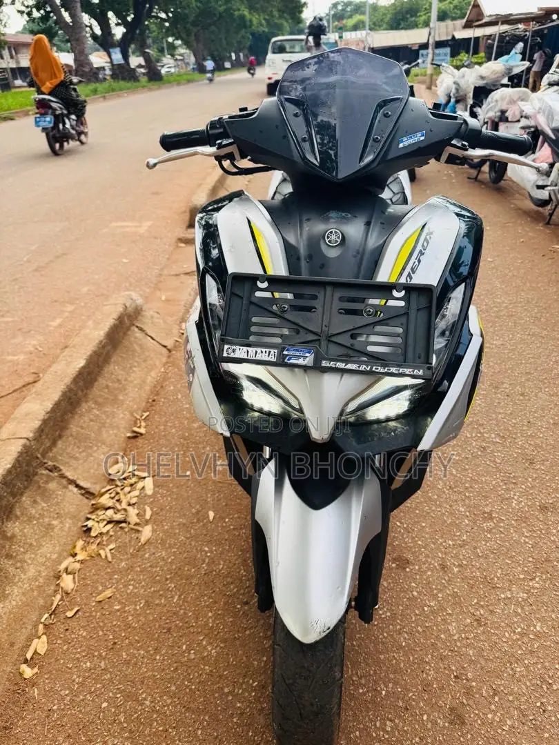 Yamaha Aerox 2024 Yellow