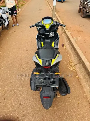 Yamaha Aerox 2024 Yellow