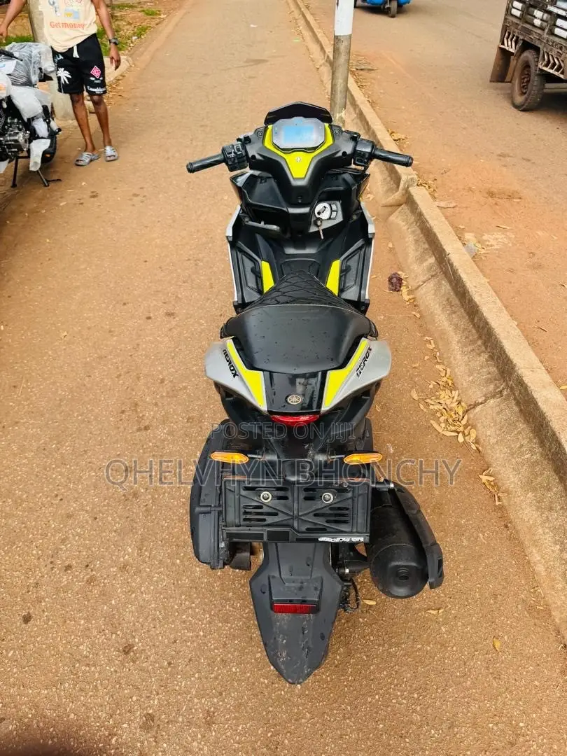 Yamaha Aerox 2024 Yellow