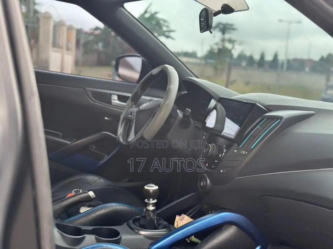 Hyundai Veloster 3dr Hatchback w/Black Interior (1.6L 4cyl 6AM) 2015