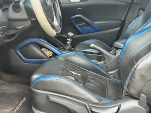 Hyundai Veloster 3dr Hatchback w/Black Interior (1.6L 4cyl 6AM) 2015