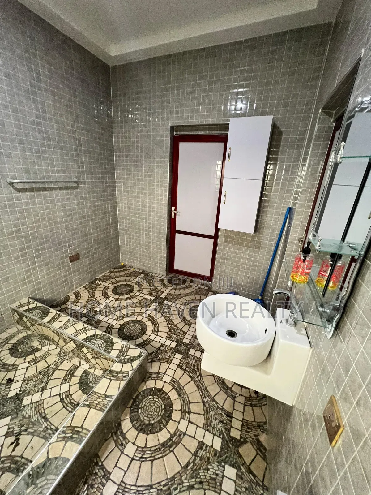 5bdrm House in Ablekuma, Olebu for sale