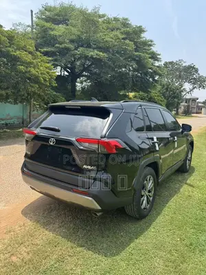 Toyota RAV4 XLE Premium FWD 2024 Black