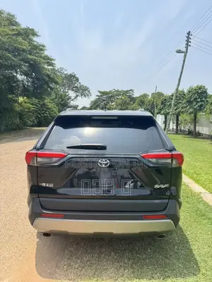 Toyota RAV4 XLE Premium FWD 2024 Black
