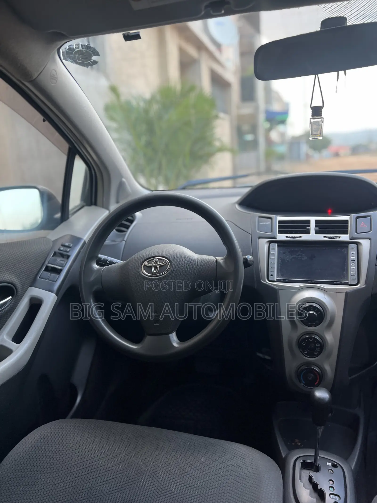 Toyota Vitz 2010 Silver
