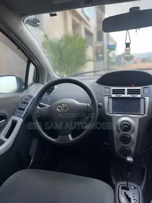 Toyota Vitz 2010 Silver