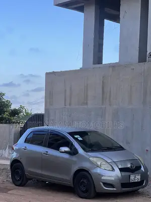 Toyota Vitz 2010 Silver