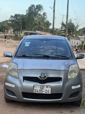 Toyota Vitz 2010 Silver