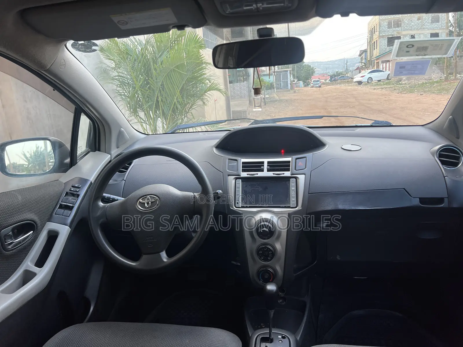 Toyota Vitz 2010 Silver
