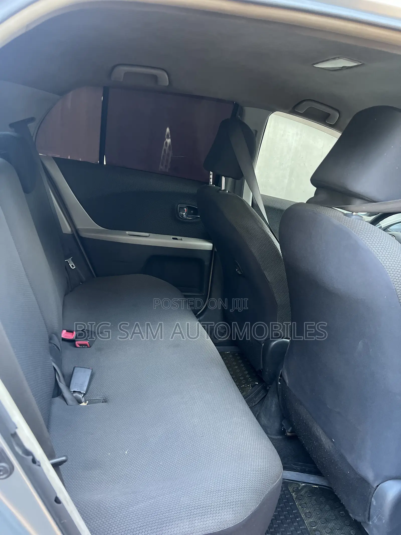 Toyota Vitz 2010 Silver