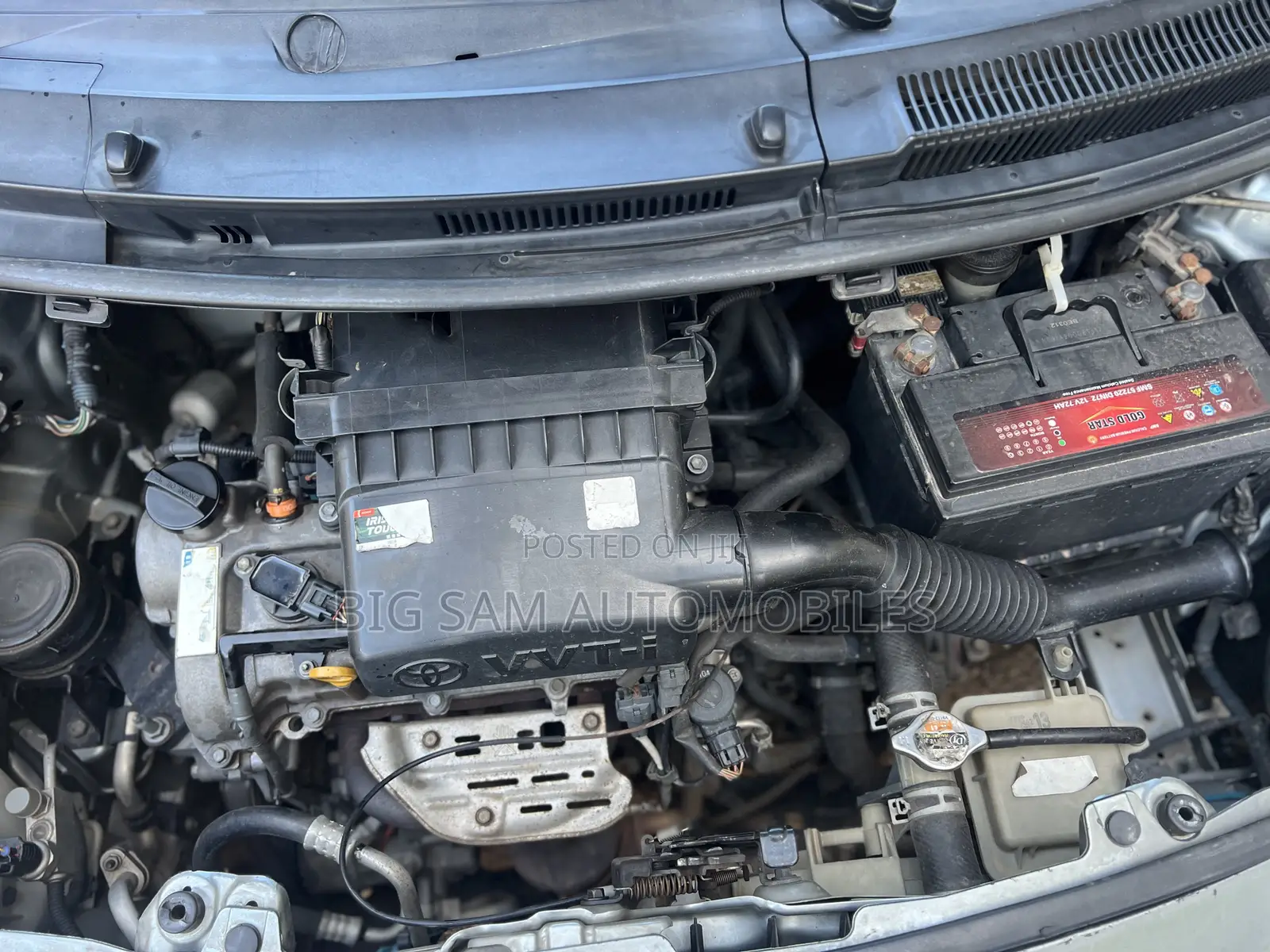 Toyota Vitz 2010 Silver