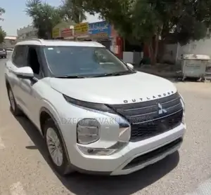 Mitsubishi Outlander SE 2023 White