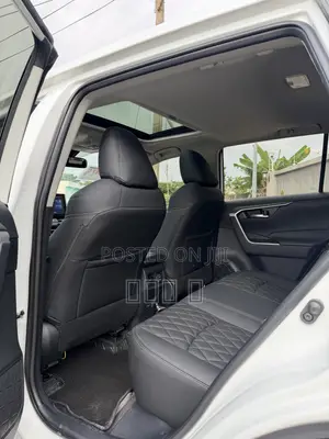 Toyota RAV4 XLE Premium FWD 2023 White