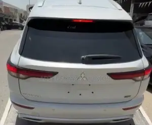 Mitsubishi Outlander SE 2023 White