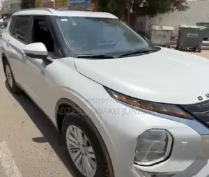 Mitsubishi Outlander SE 2023 White