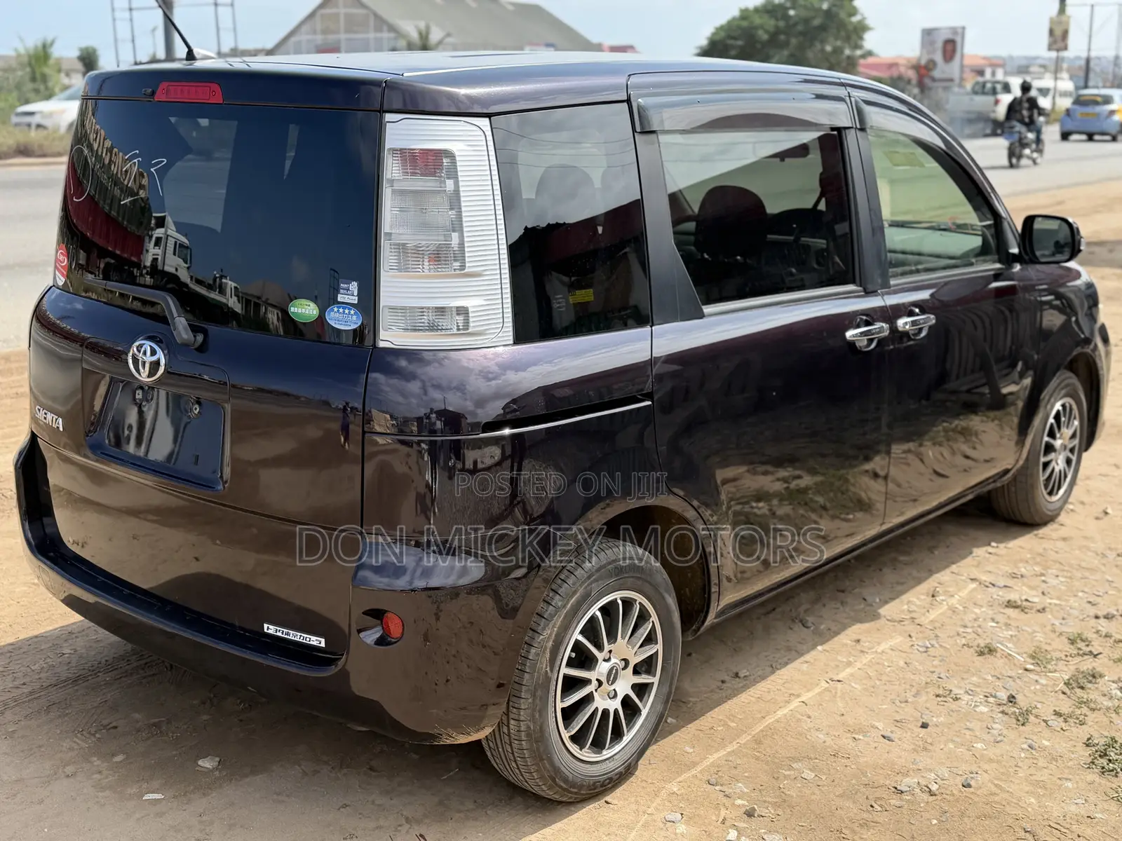 Toyota Sienta 1.5 FWD (6-seater) 2015 Purple