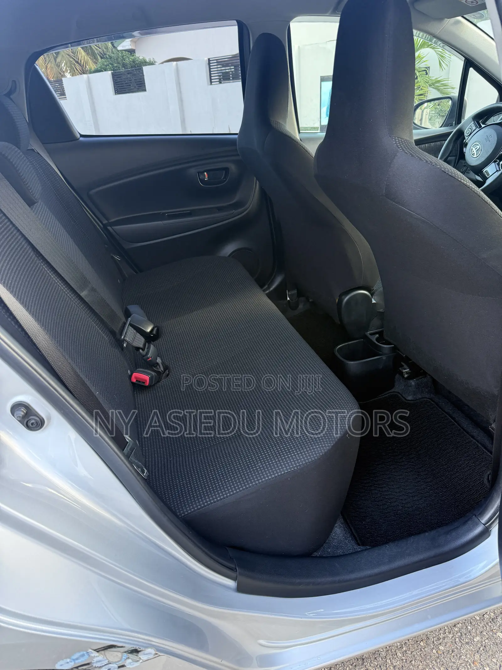 Toyota Vitz 1.3 FWD 5dr 2017 Silver