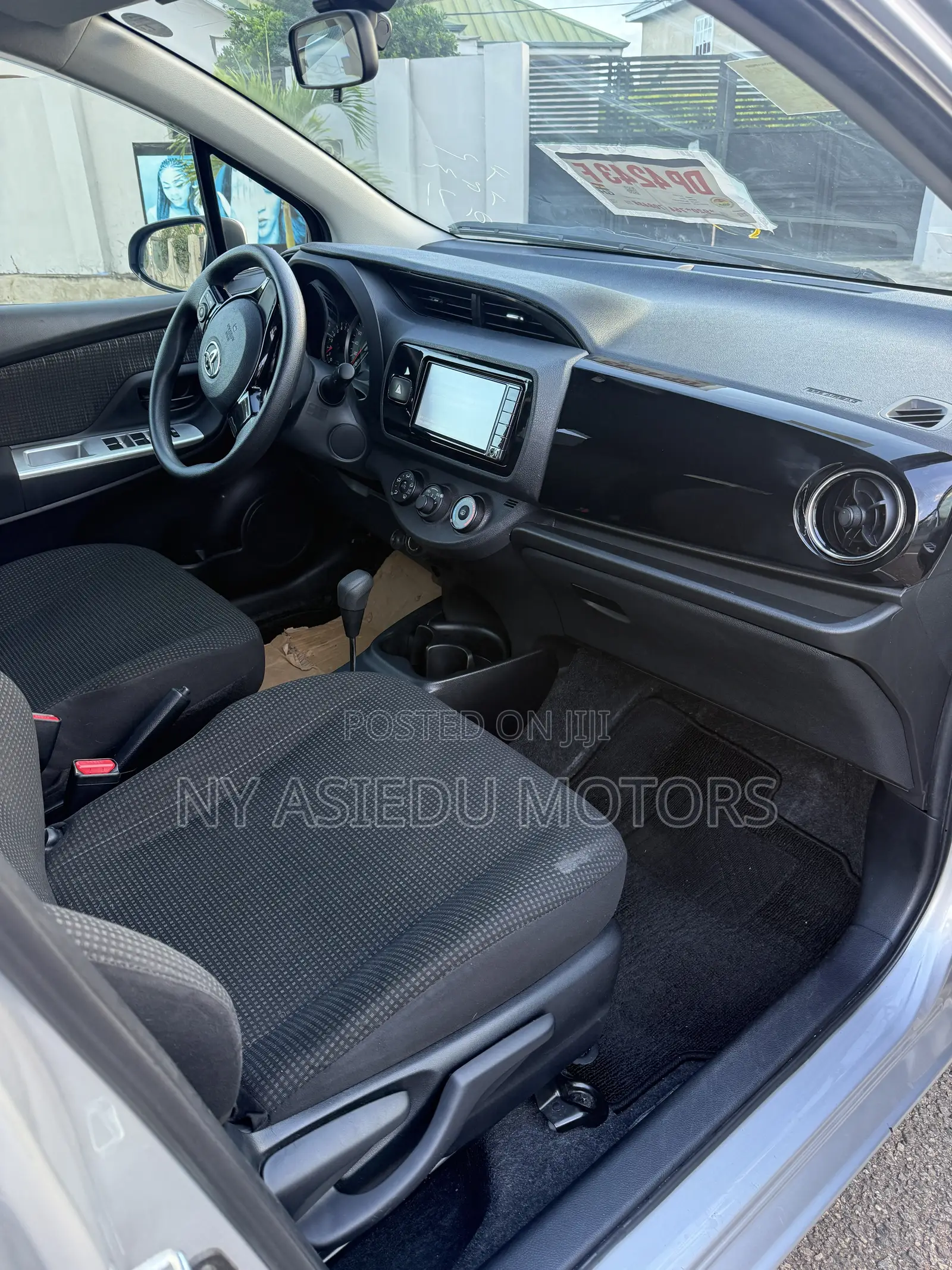 Toyota Vitz 1.3 FWD 5dr 2017 Silver