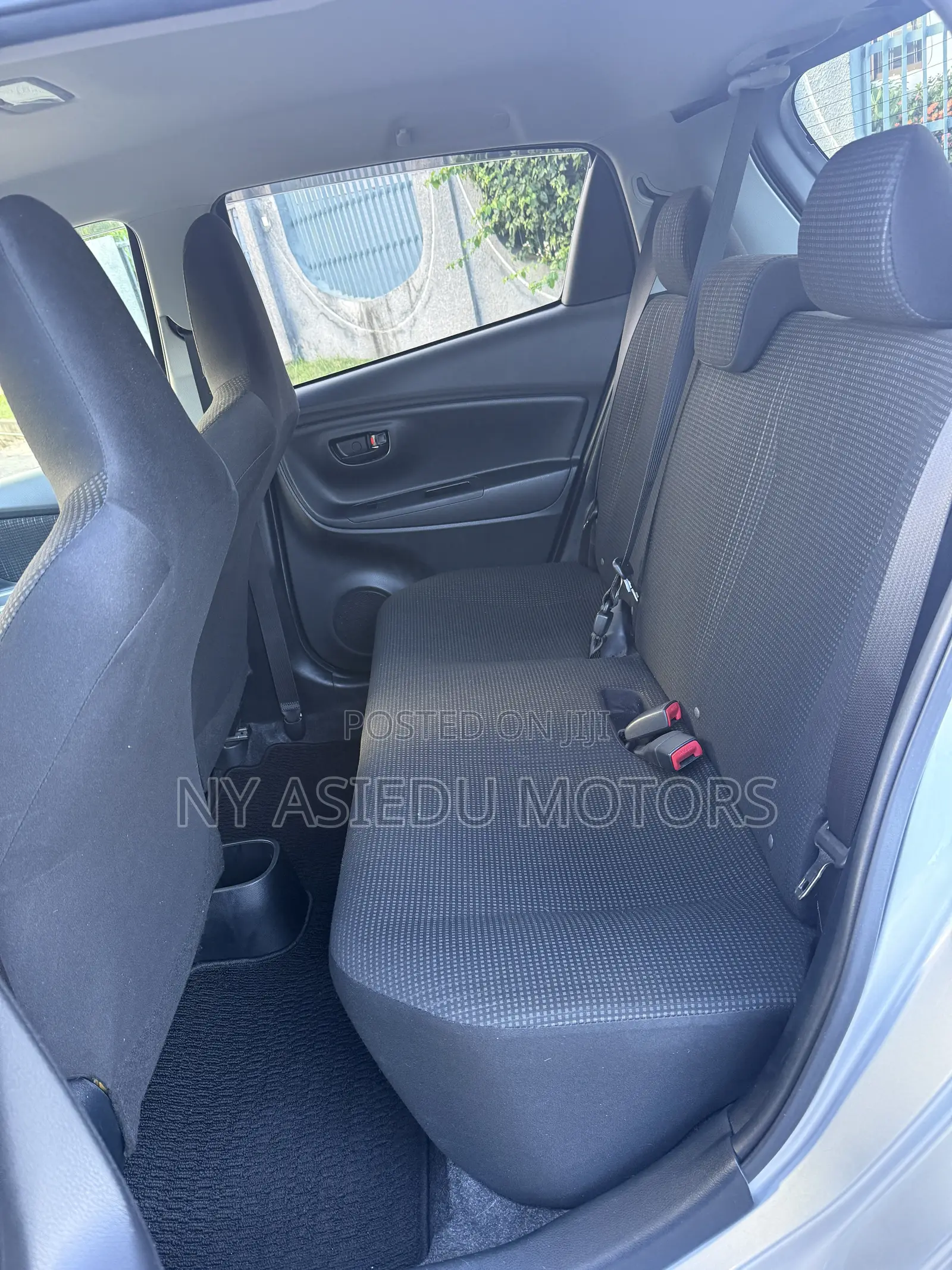 Toyota Vitz 1.3 FWD 5dr 2017 Silver