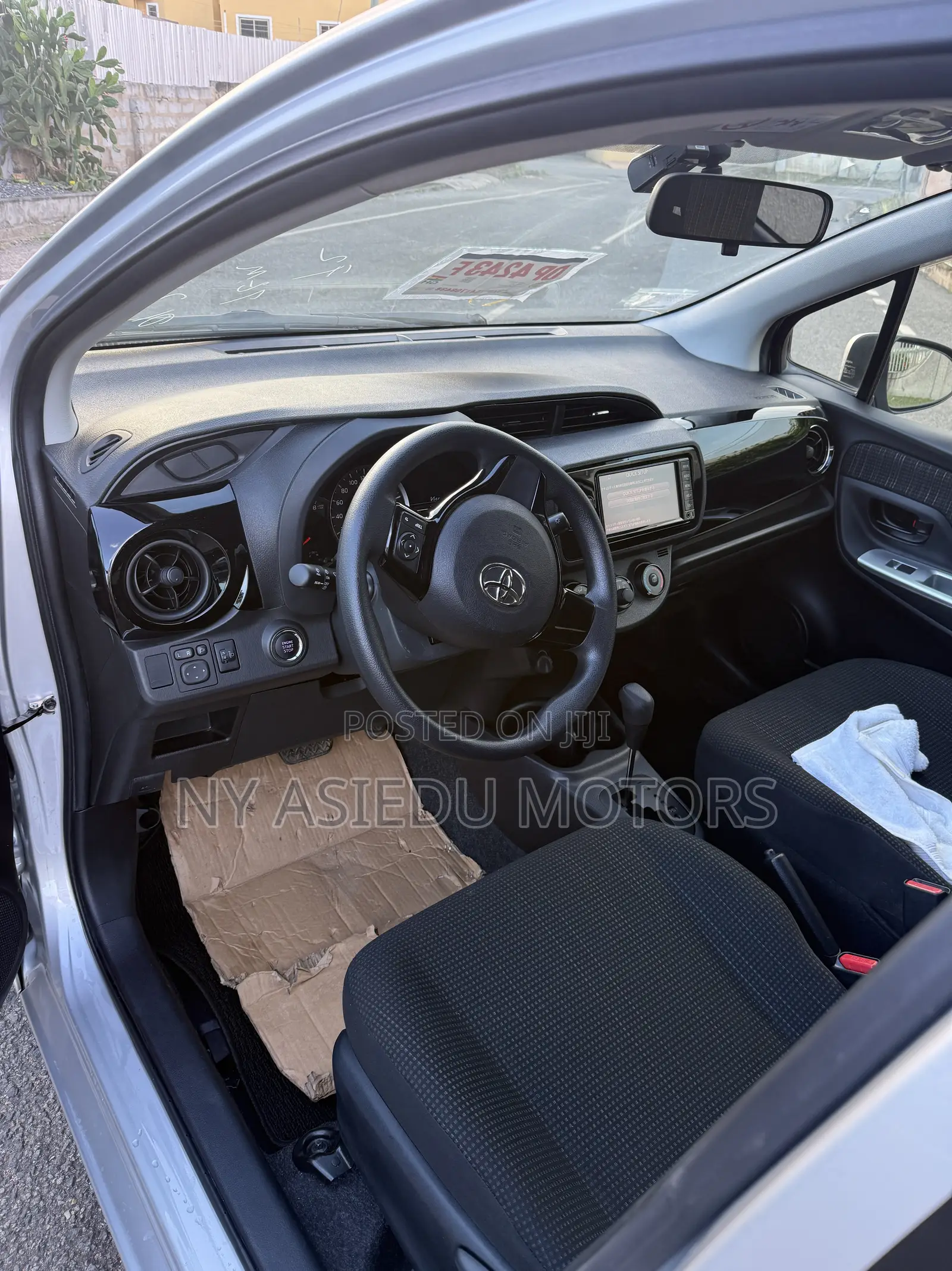 Toyota Vitz 1.3 FWD 5dr 2017 Silver