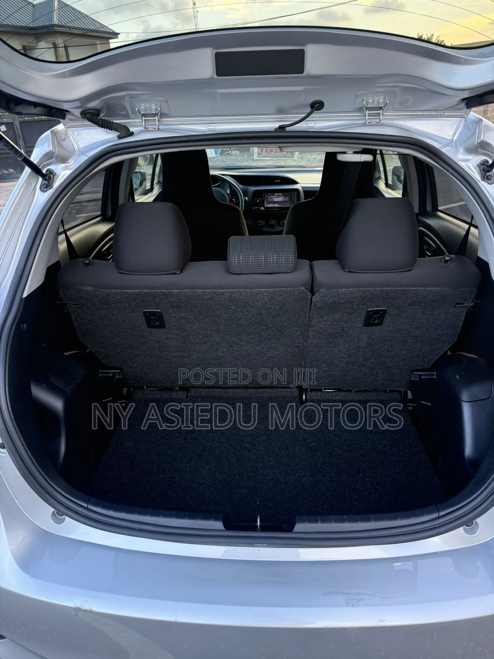 Toyota Vitz 1.3 FWD 5dr 2017 Silver