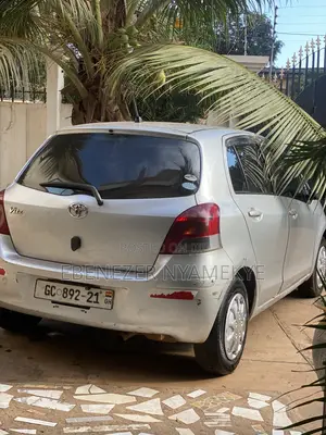 Toyota Vitz 1.3 AWD 5dr 2010 Gray