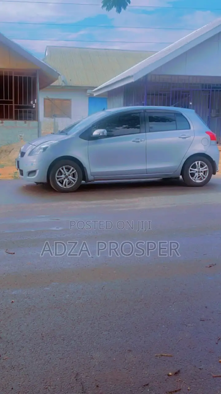 Toyota Vitz 1.3 FWD 3dr 2010 Silver