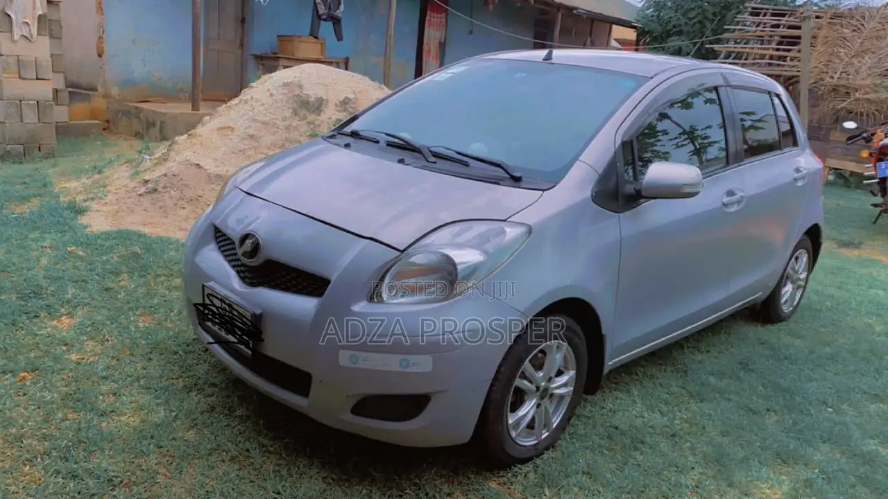Toyota Vitz 1.3 FWD 3dr 2010 Silver