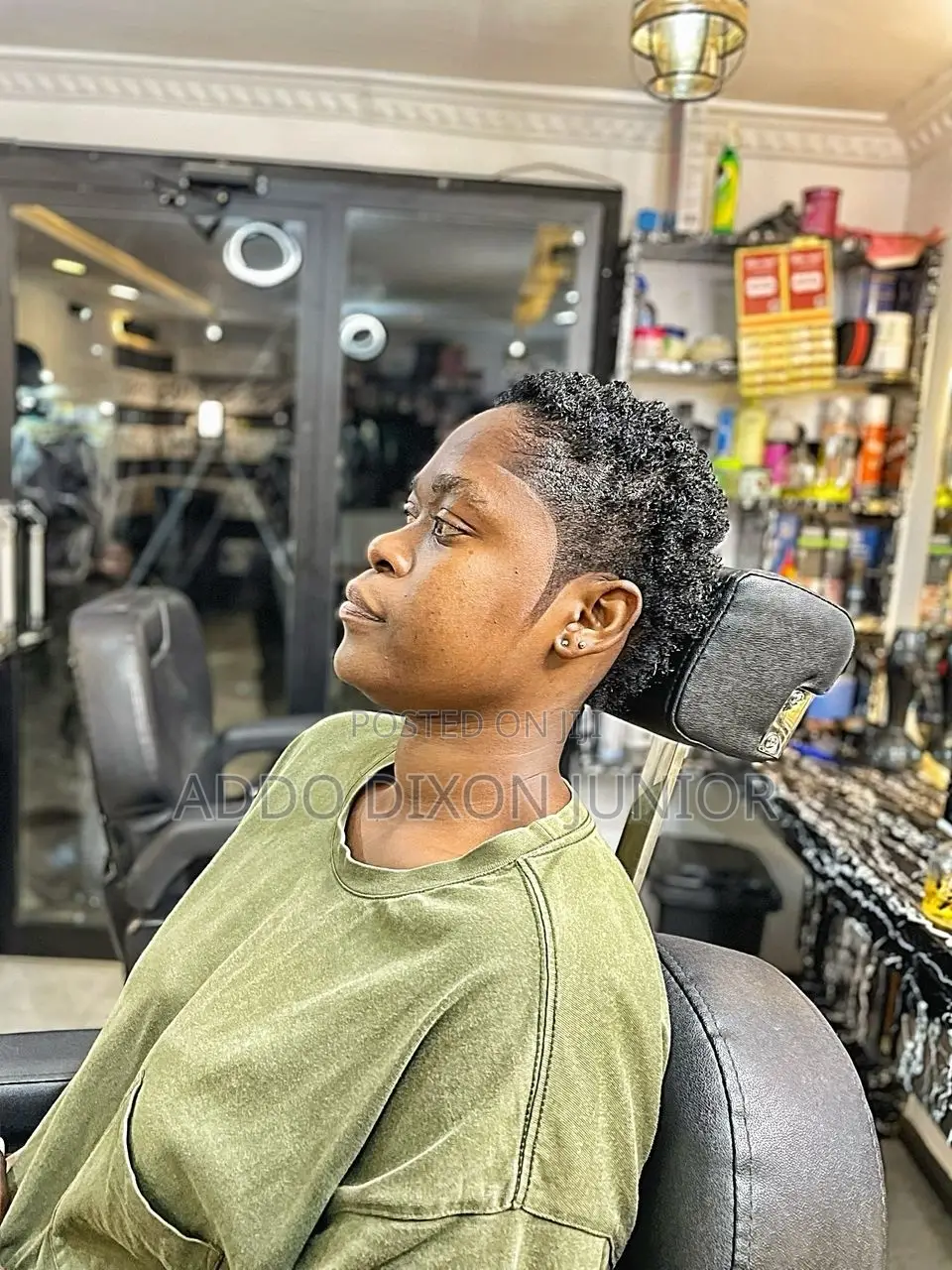 Unisex Saloon
