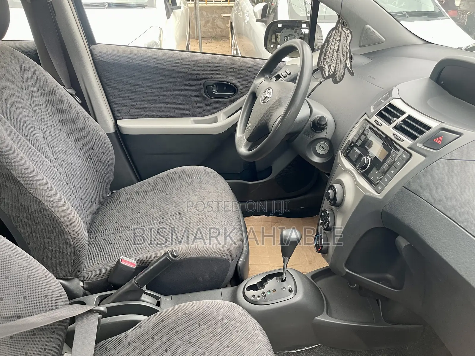 Toyota Vitz 1.3 AWD 5dr 2010 Black
