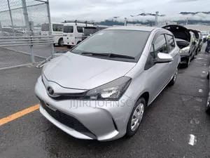 Toyota Vitz 2016 Silver