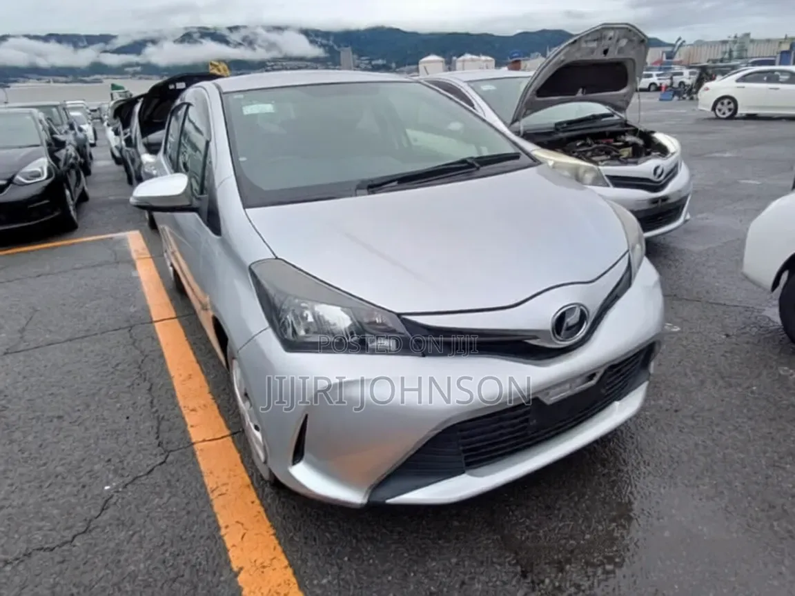 Toyota Vitz 2016 Silver