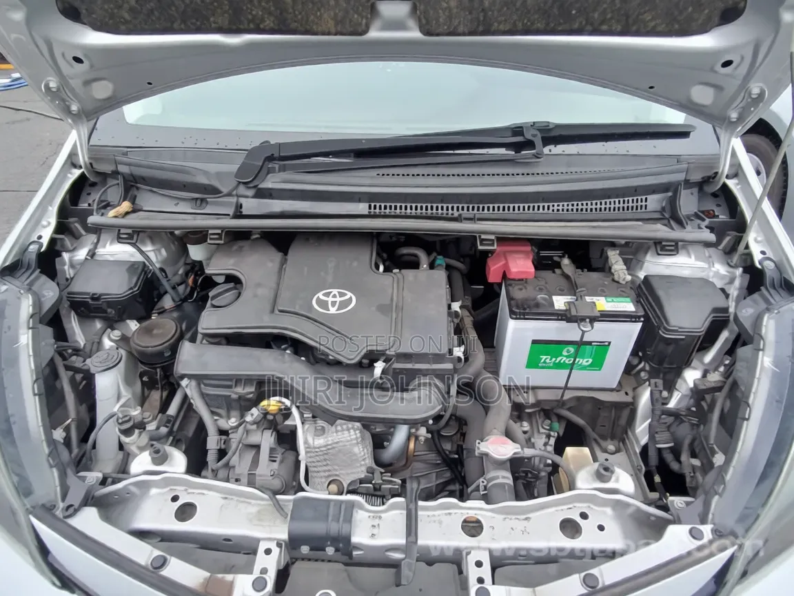 Toyota Vitz 2016 Silver