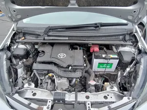 Toyota Vitz 2016 Silver