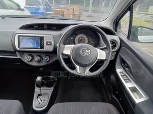 Toyota Vitz 2016 Silver