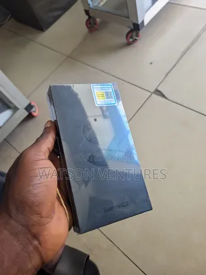 New Samsung Galaxy S22 5G 128 GB Gold