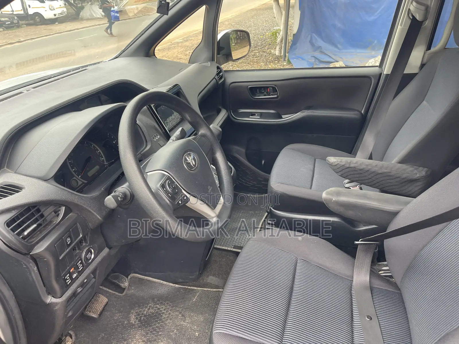 Toyota Voxy V 2WD 8-Seater 2014 Silver