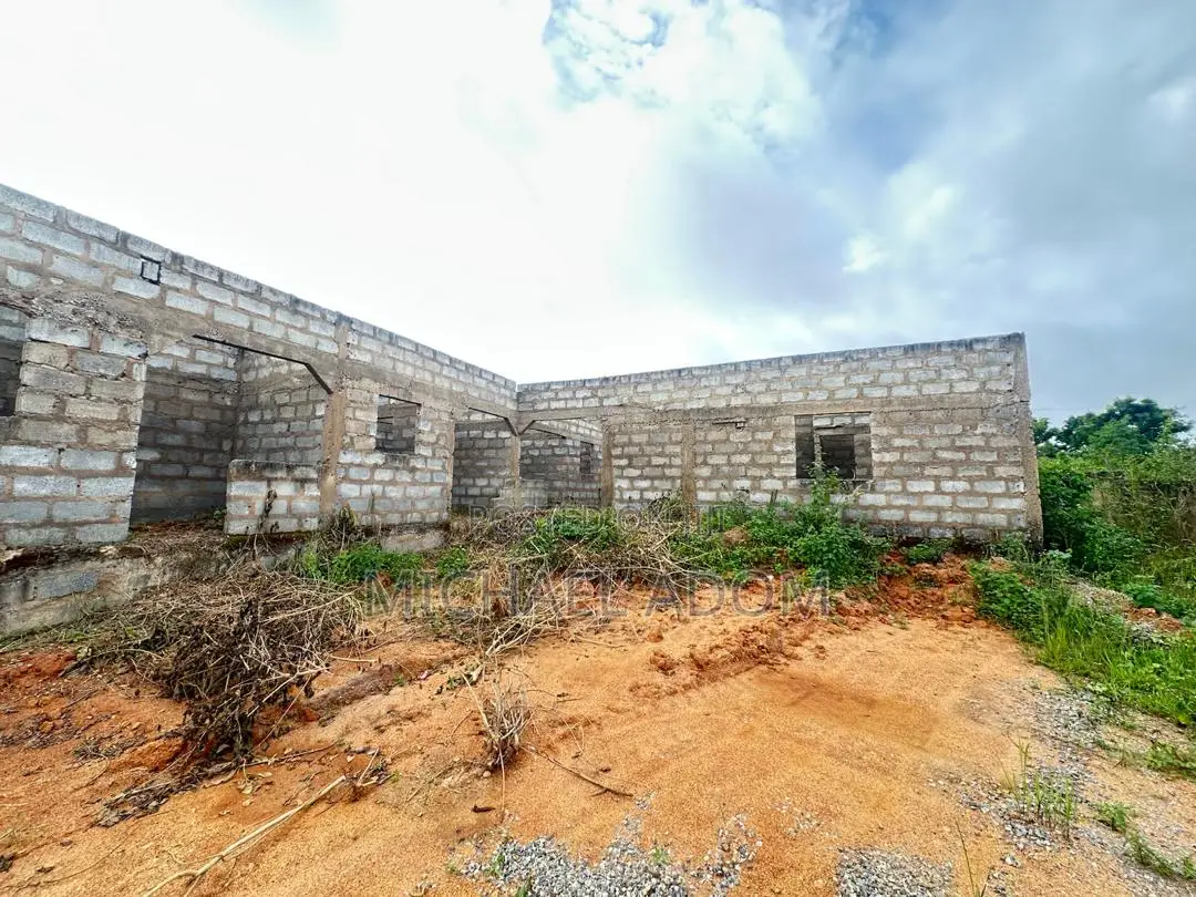 7bdrm Apartment in Amasaman for sale