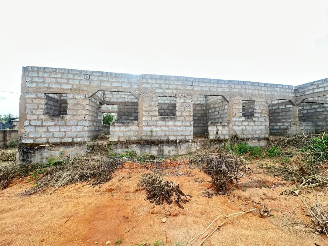 7bdrm Apartment in Amasaman for sale