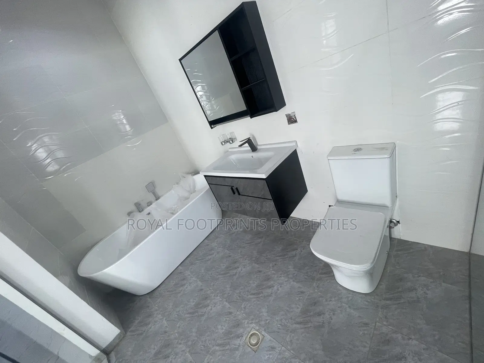 3bdrm Townhouse/Terrace in Royals Footprints, Ashaley Botwe for sale