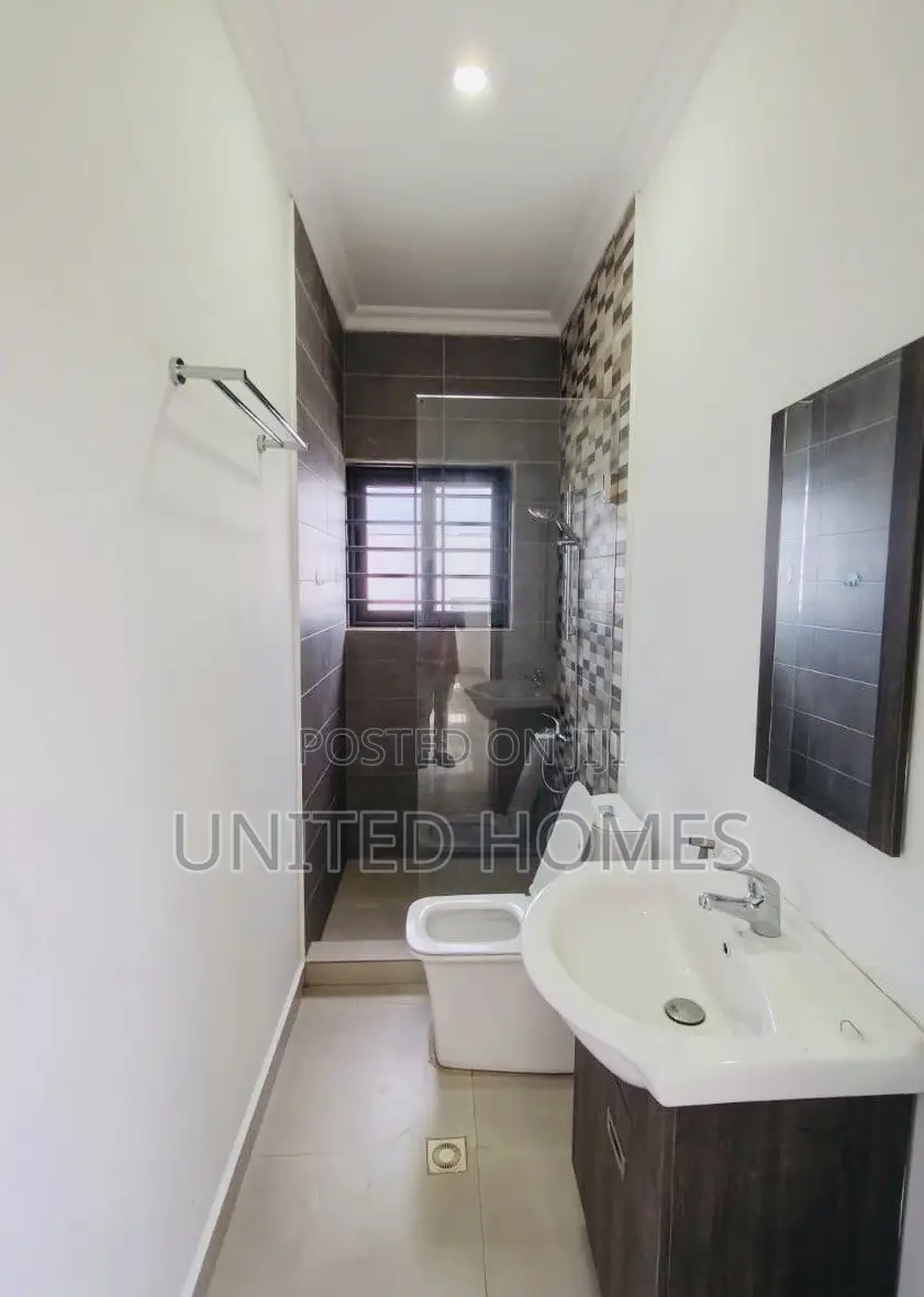 5bdrm House in Teshie for rent