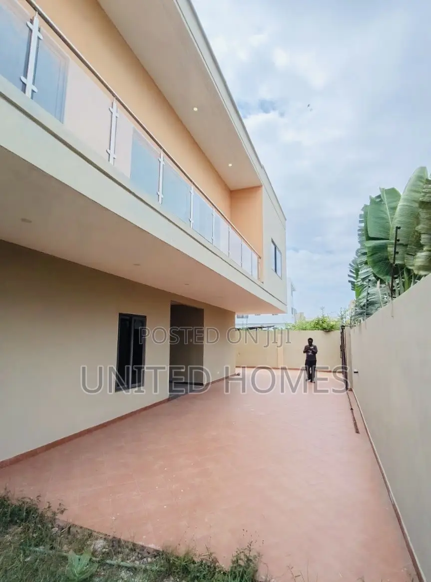 5bdrm House in Teshie for rent
