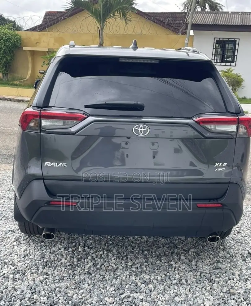 Toyota RAV4 XLE Premium 2025 Gray