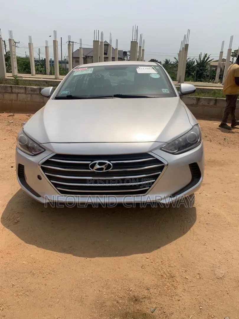 Hyundai Elantra SE Sedan FWD (2.0L 4cyl 6M) 2017 Silver