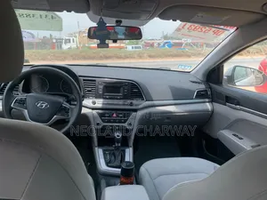 Hyundai Elantra SE Sedan FWD (2.0L 4cyl 6M) 2017 Silver
