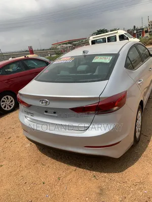Hyundai Elantra SE Sedan FWD (2.0L 4cyl 6M) 2017 Silver