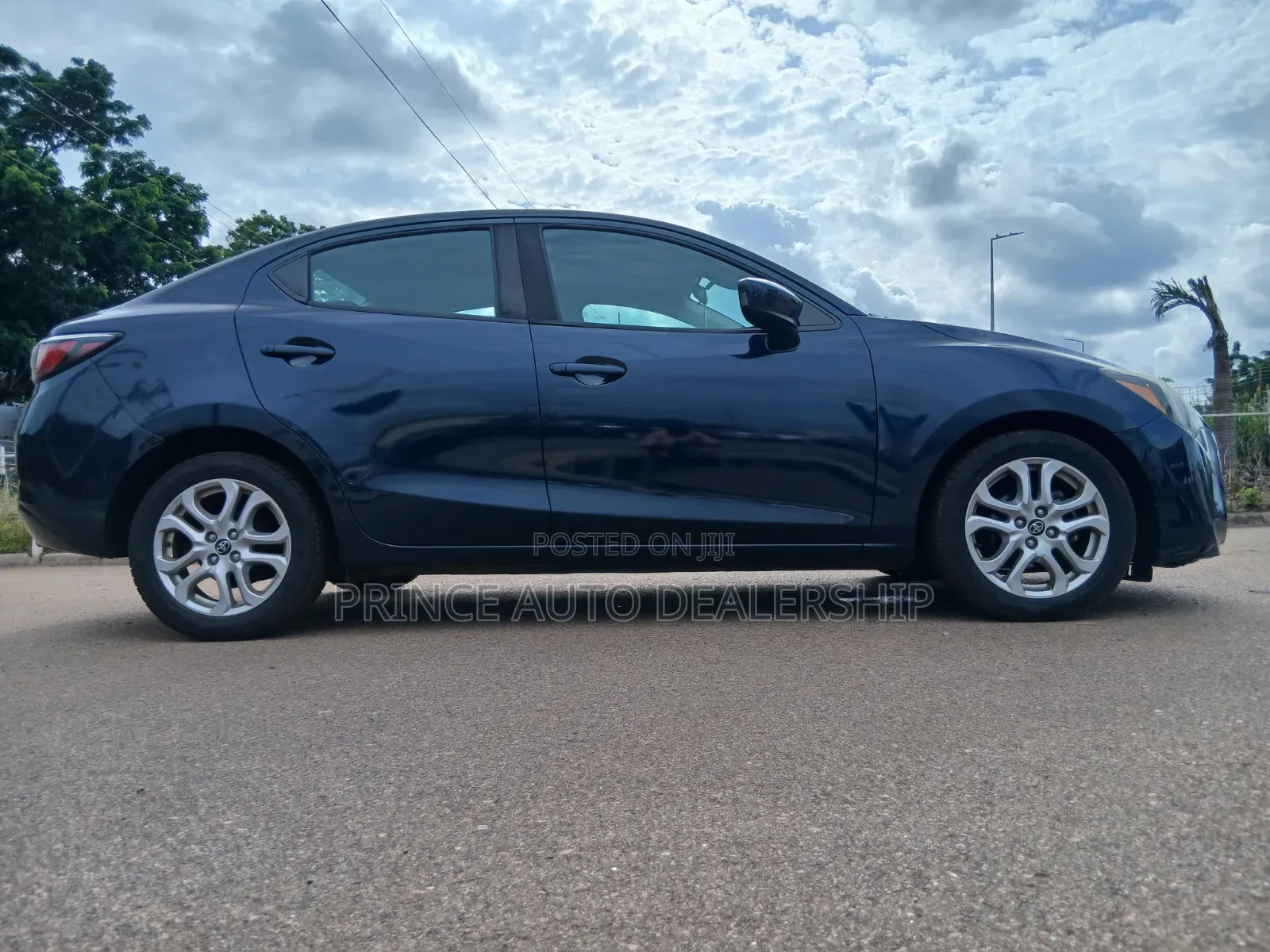 Toyota Yaris 2017 Blue
